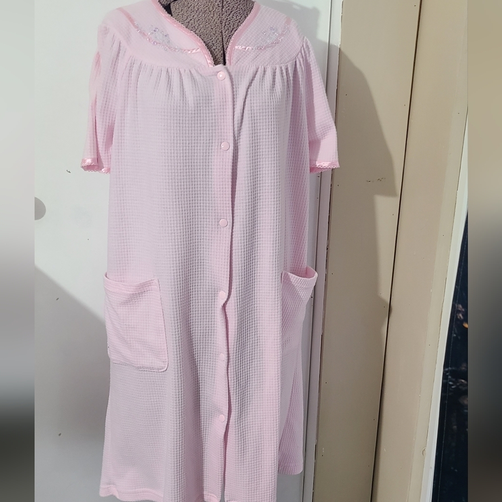 Adonna Pink Robe Snap Button Waffle Texture Embroidered Flowers Size Medium